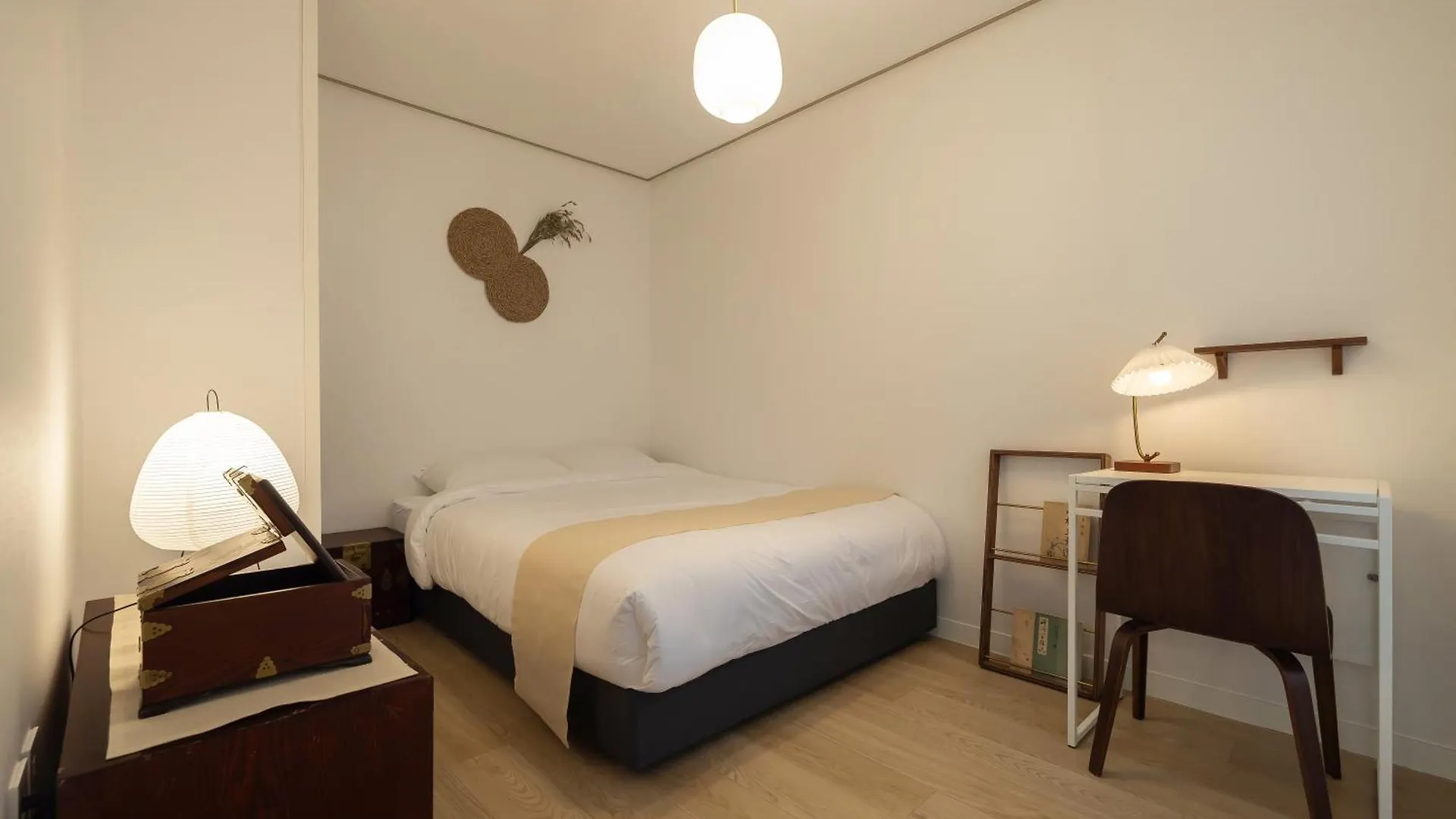 Korea Hanok Large House With Terrace Seoel